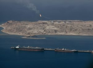 ira-ataca-navios,-atinge-aeroporto-de-dubai,-paralisa-o-estreito-de-ormuz-e-dispara-precos-do-petroleo