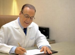 dr.-bacteria:-o-cientista-que-levou-a-microbiologia-para-milhoes-de-brasileiros