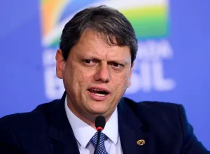 tarcisio-de-freitas-promove-distanciamento-do-pl-e-de-flavio-bolsonaro-na-definicao-da-candidatura-a-vice-de-sao-paulo