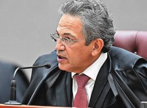 ministro-do-stj-aplica-tecnica-de-imobilizacao-em-passageiro-em-surto-durante-voo-e-evita-tragedia