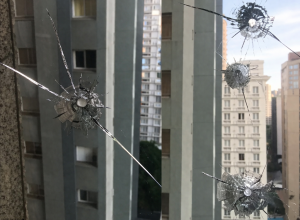 hotel-de-luxo-nos-jardins-e-atingido-por-disparos-e-tem-tres-andares-danificados