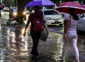 chuvas:-quase-mil-cidades-do-no-e-ne-estao-sob-aviso-laranja-de-perigo