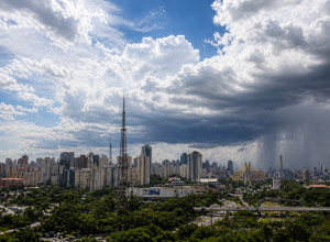 domingo-tera-sol-entre-nuvens-e-pancadas-de-chuva-isoladas-em-sp