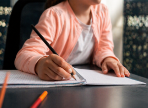 estudos-da-usp-apontam-beneficios-da-escrita-cursiva-para-memoria-e-coordenacao-motora