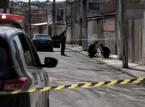 mulher-e-morta-a-tiros-pelo-marido-na-grande-sp;-policia-investiga-como-feminicidio