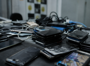 policia-identifica-base-de-desbloqueio-de-celulares-roubados-ao-lado-de-predio-policial-no-centro-de-sp