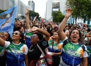marcha-para-jesus-reune-milhares-de-fieis-no-centro-do-rio