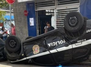 viatura-da-policia-civil-capota-apos-colisao-na-zona-norte-de-sp
