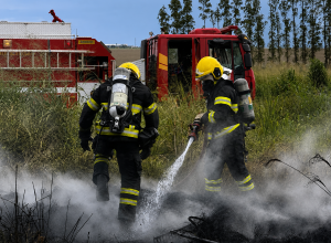 bombeiros-combatem-incendio-em-vegetacao-em-confresa