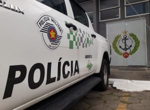 policia-militar-ambiental-combate-ocupacao-irregular-e-demole-construcao-em-area-de-manguezal-em-santos